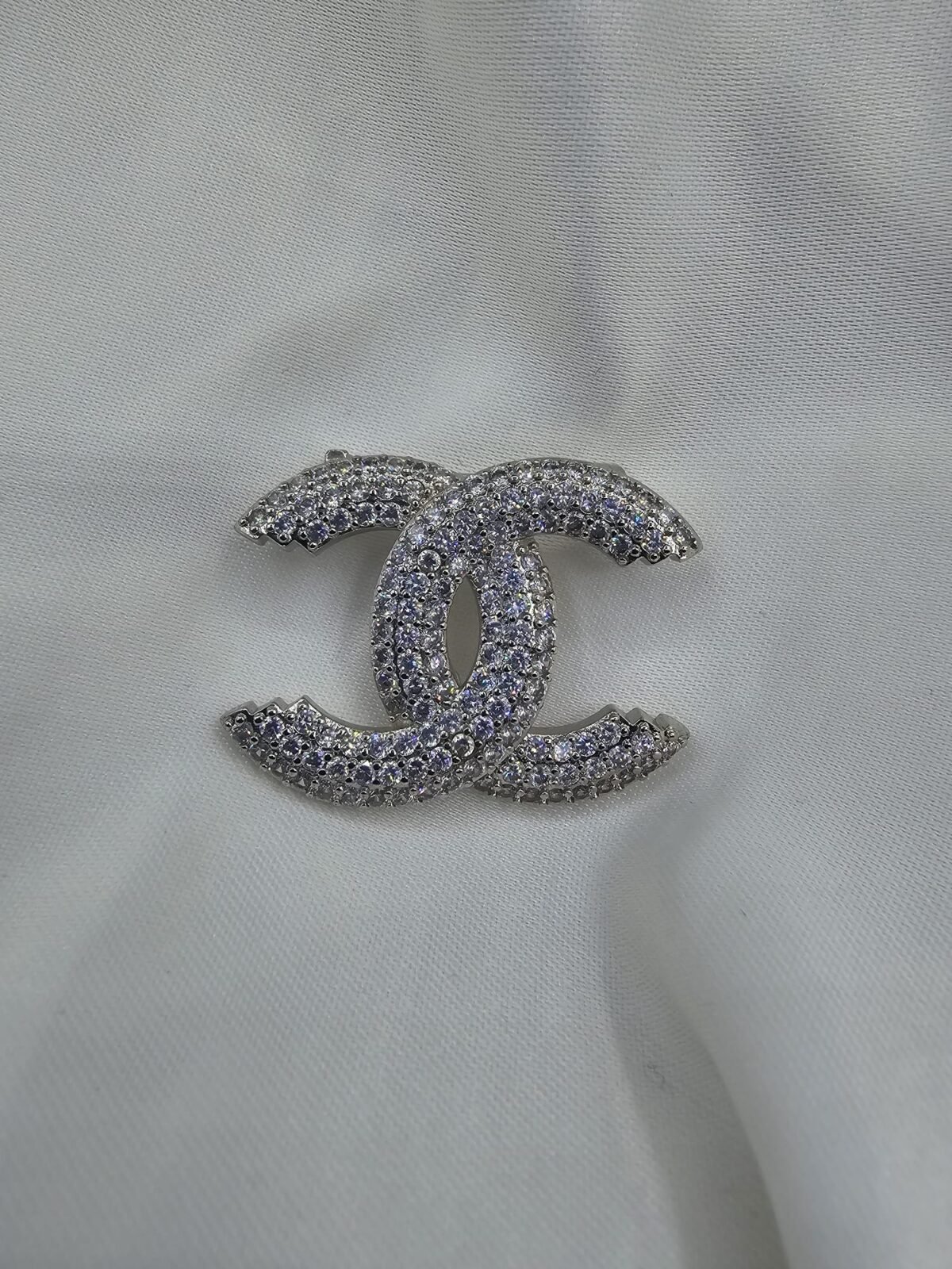 Chanel modeli taşlı gümüş cc broş10