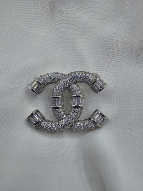 Chanel modeli taşlı gümüş cc broş