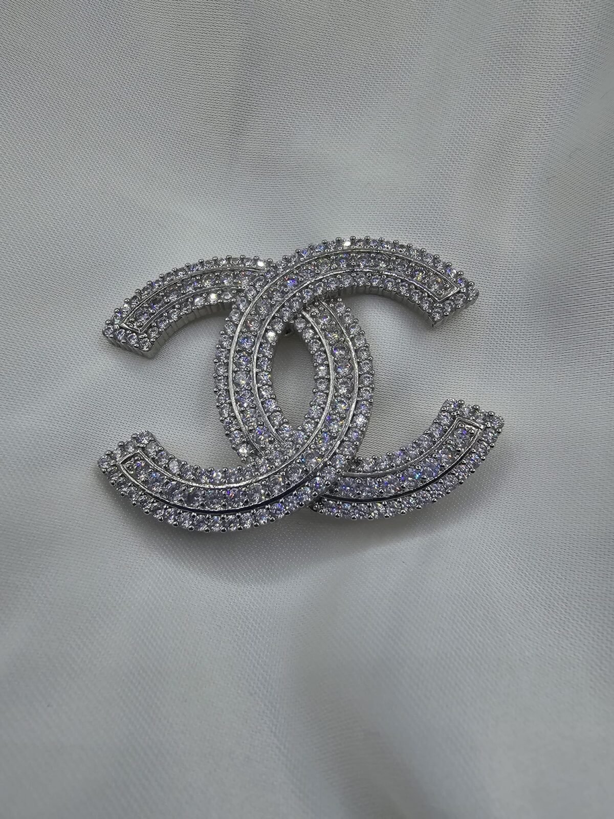Chanel modeli taşlı gümüş cc broş