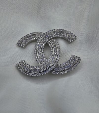 Chanel modeli taşlı gümüş cc broş