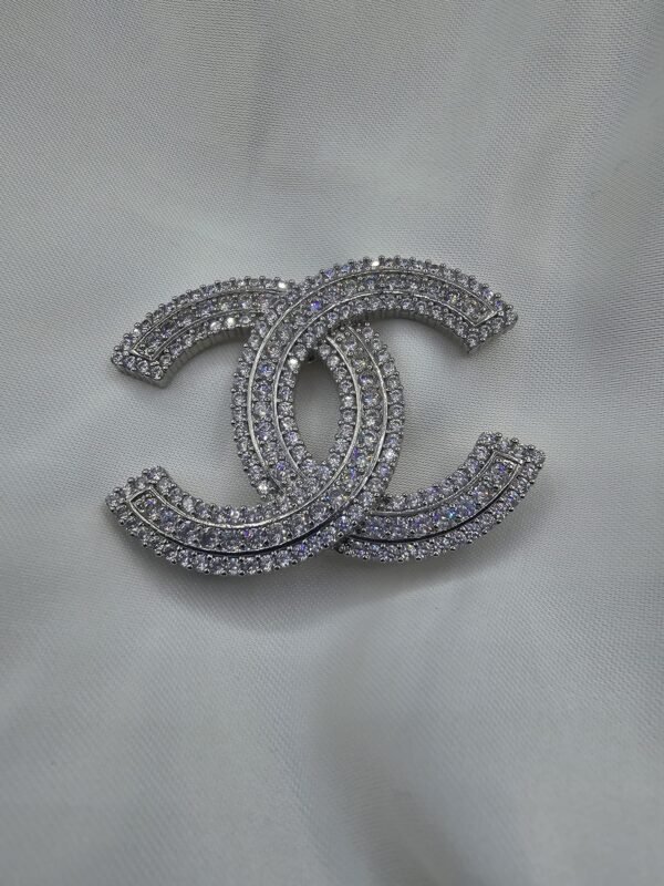 Chanel modeli taşlı gümüş cc broş