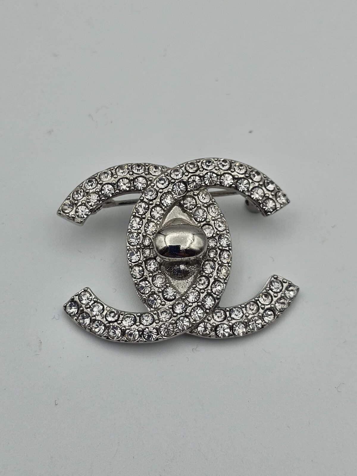Chanel modeli taşlı gümüş cc broş