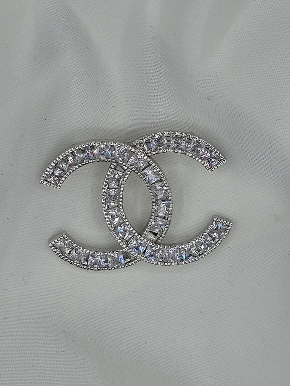 Chanel modeli taşlı gümüş cc broş