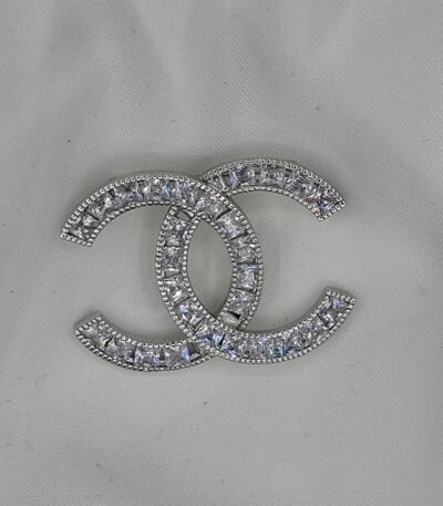 Chanel modeli taşlı gümüş cc broş