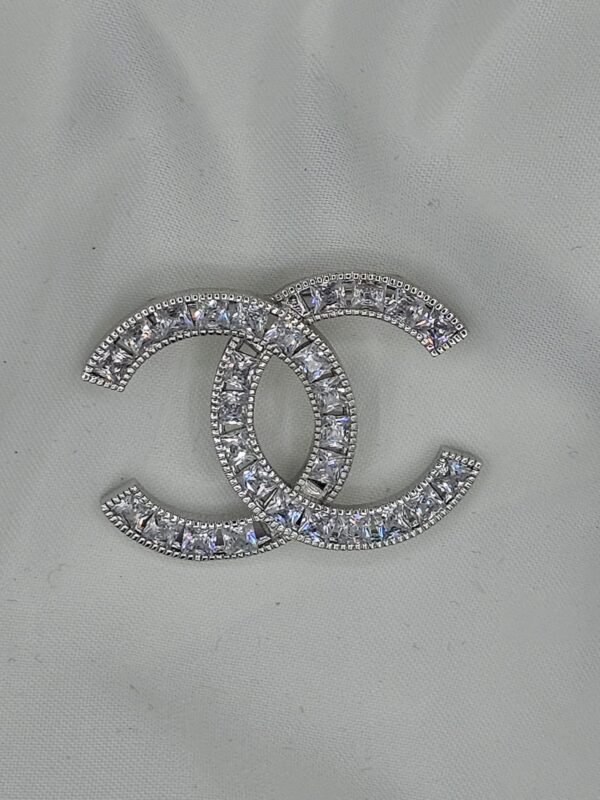 Chanel modeli taşlı gümüş cc broş