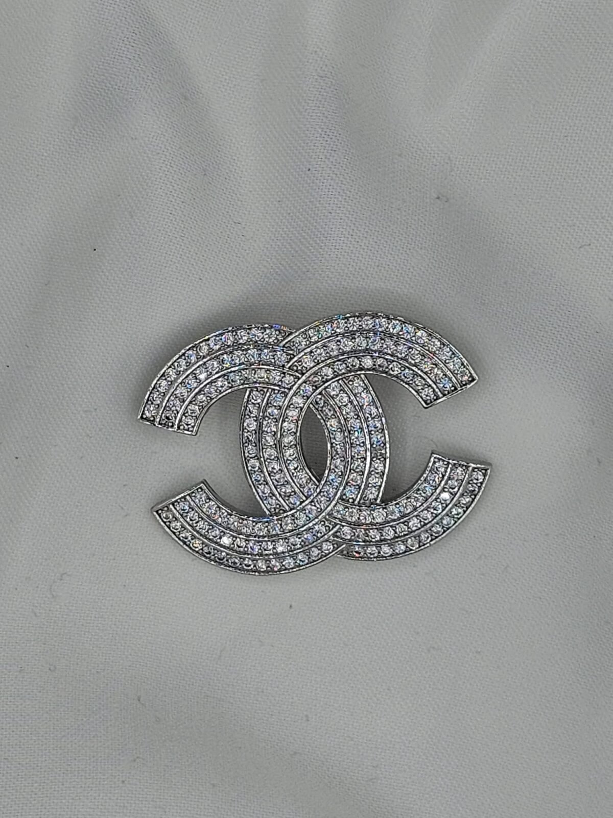 Chanel modeli taşlı gümüş cc broş