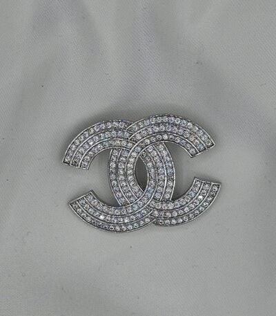 Chanel modeli taşlı gümüş cc broş