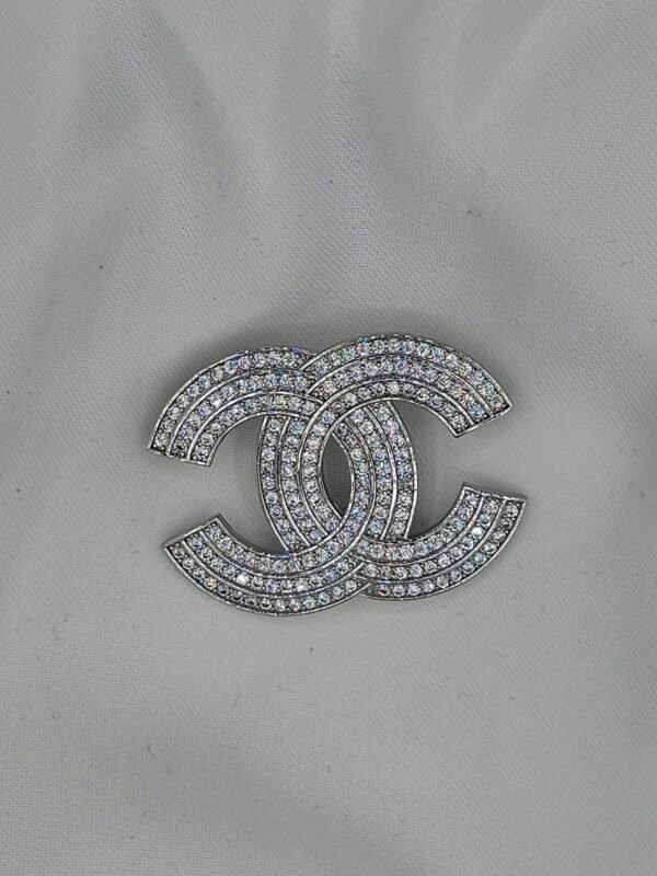 Chanel modeli taşlı gümüş cc broş