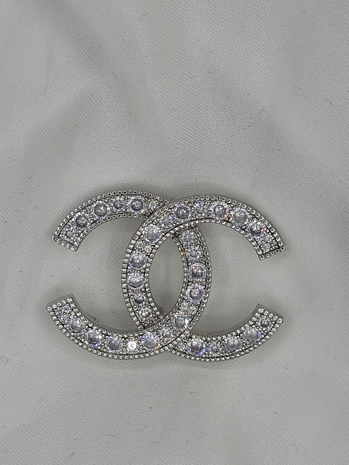 Chanel modeli taşlı gümüş cc broş