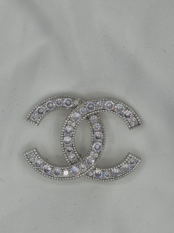 Chanel modeli taşlı gümüş cc broş