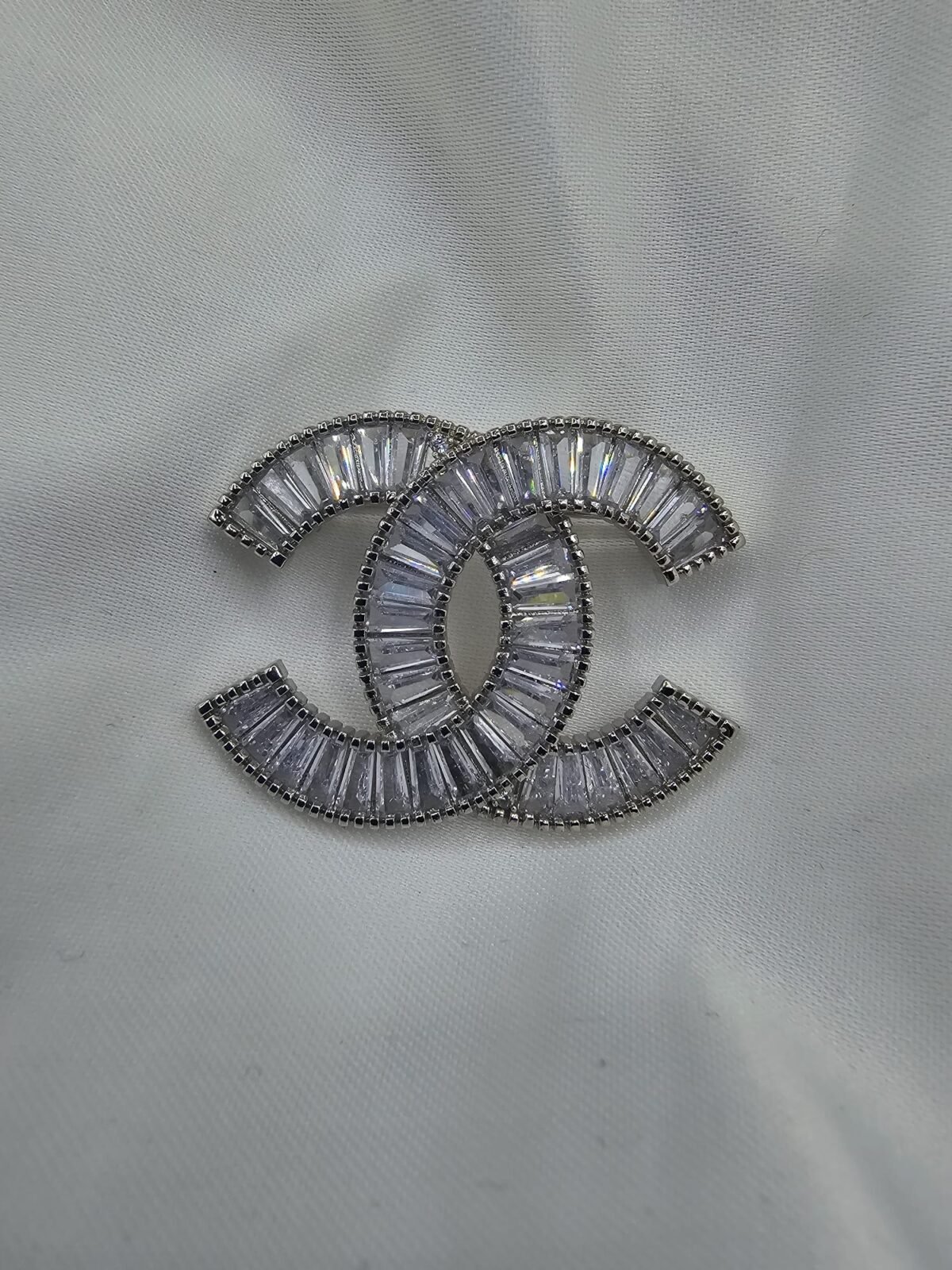 Chanel modeli taşlı gümüş cc broş