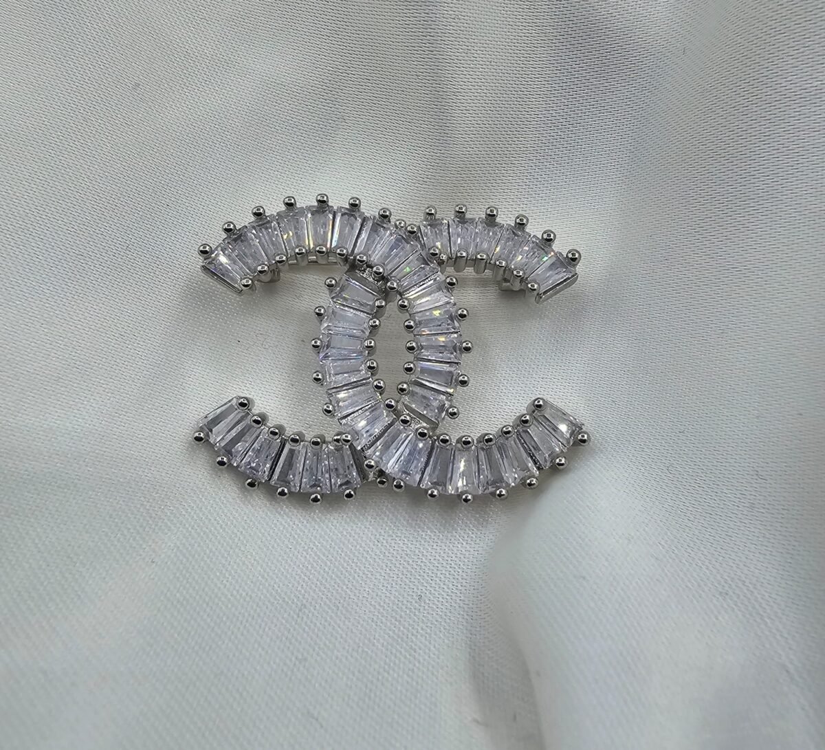 Chanel modeli taşlı gümüş cc broş