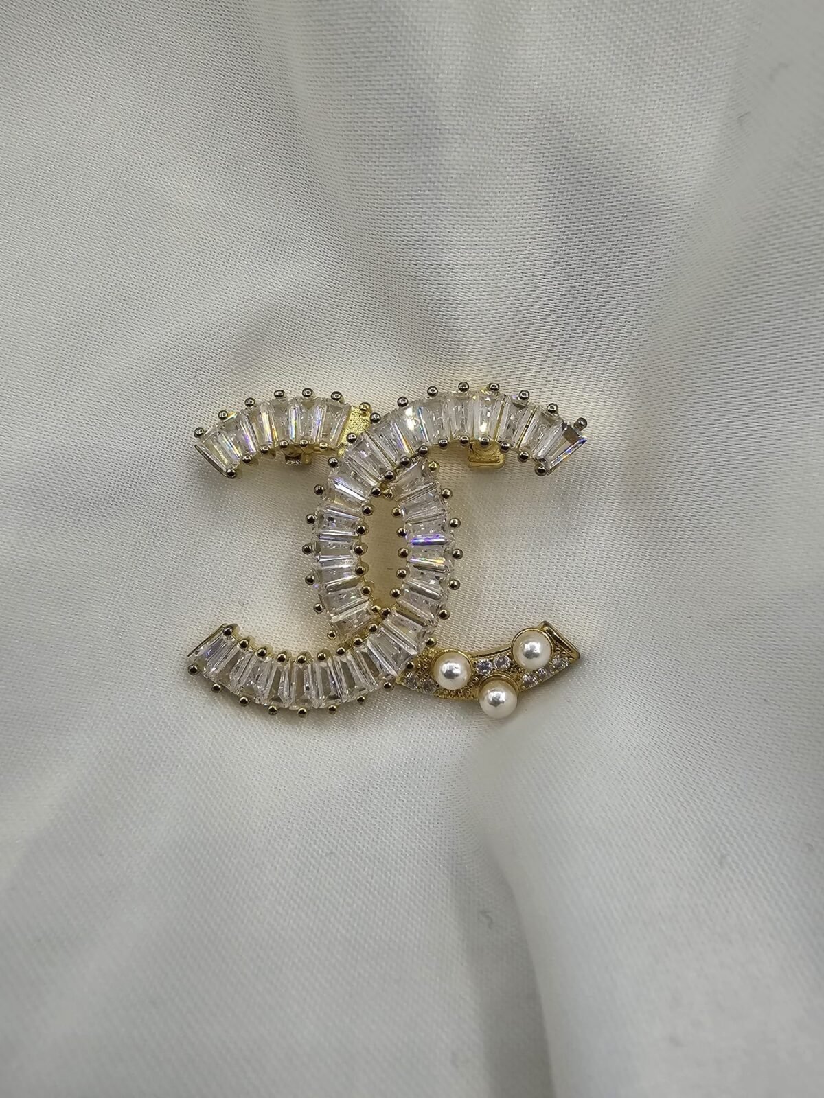 Chanel modeli taşlı incili gold cc broş