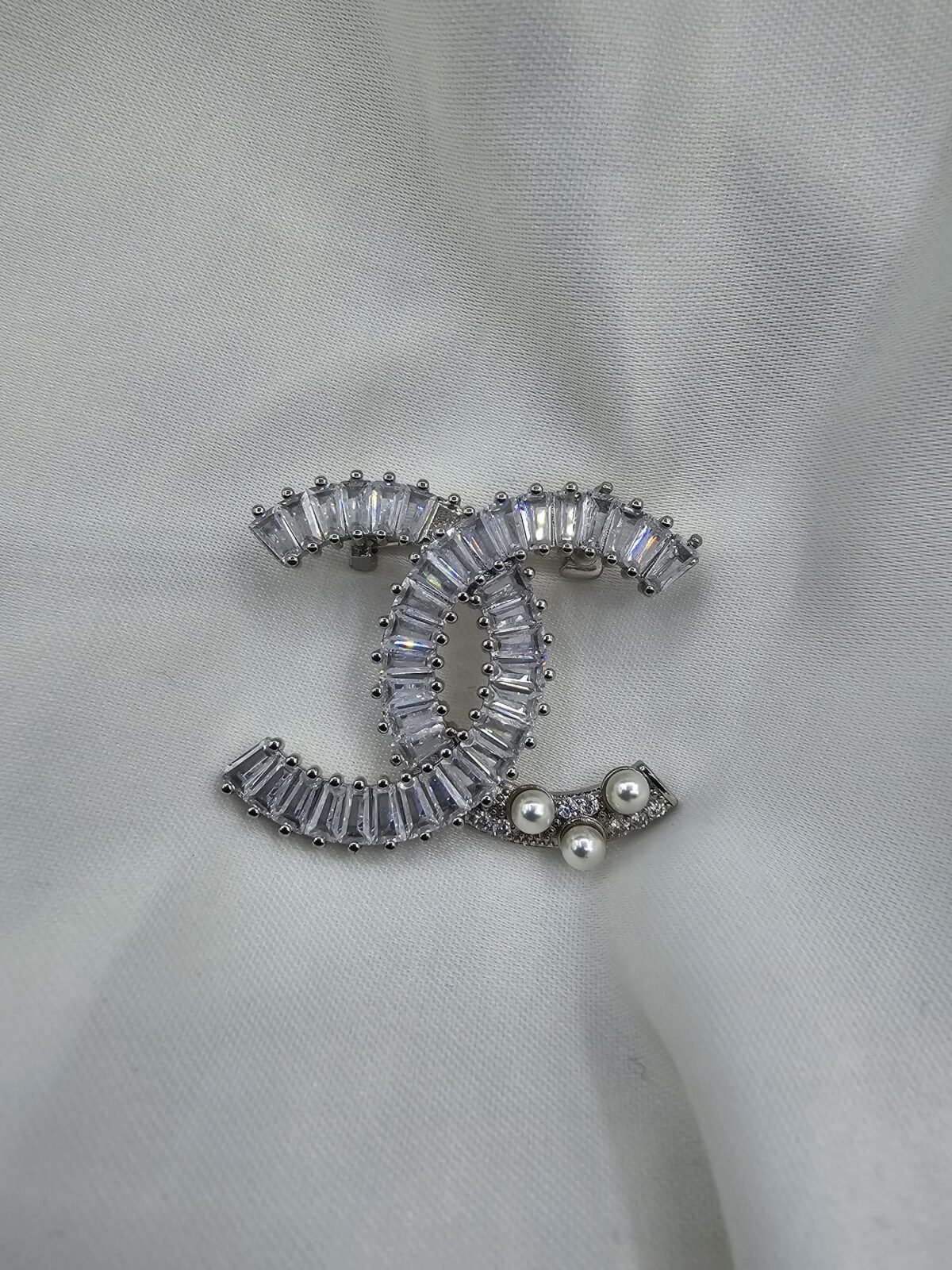 Chanel modeli taşlı gümüş cc broş