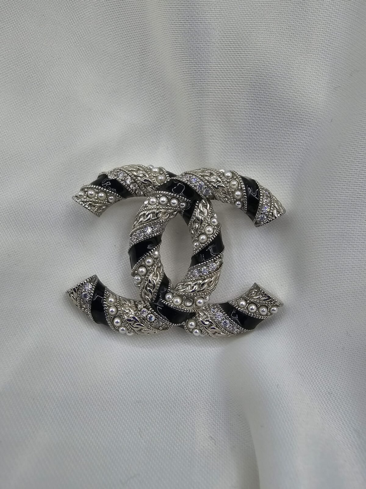 Chanel modeli taşlı incili siyah mineli gümüş cc broş