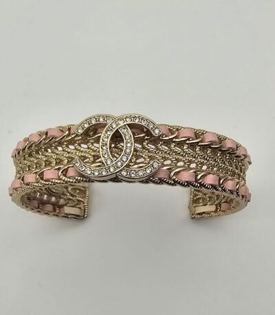 Chanel modeli taşlı pembe derili gold cc bileklik