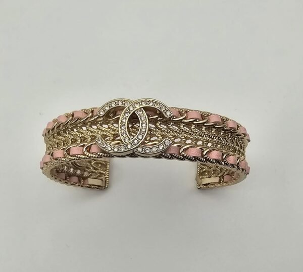 Chanel modeli taşlı pembe derili gold cc bileklik