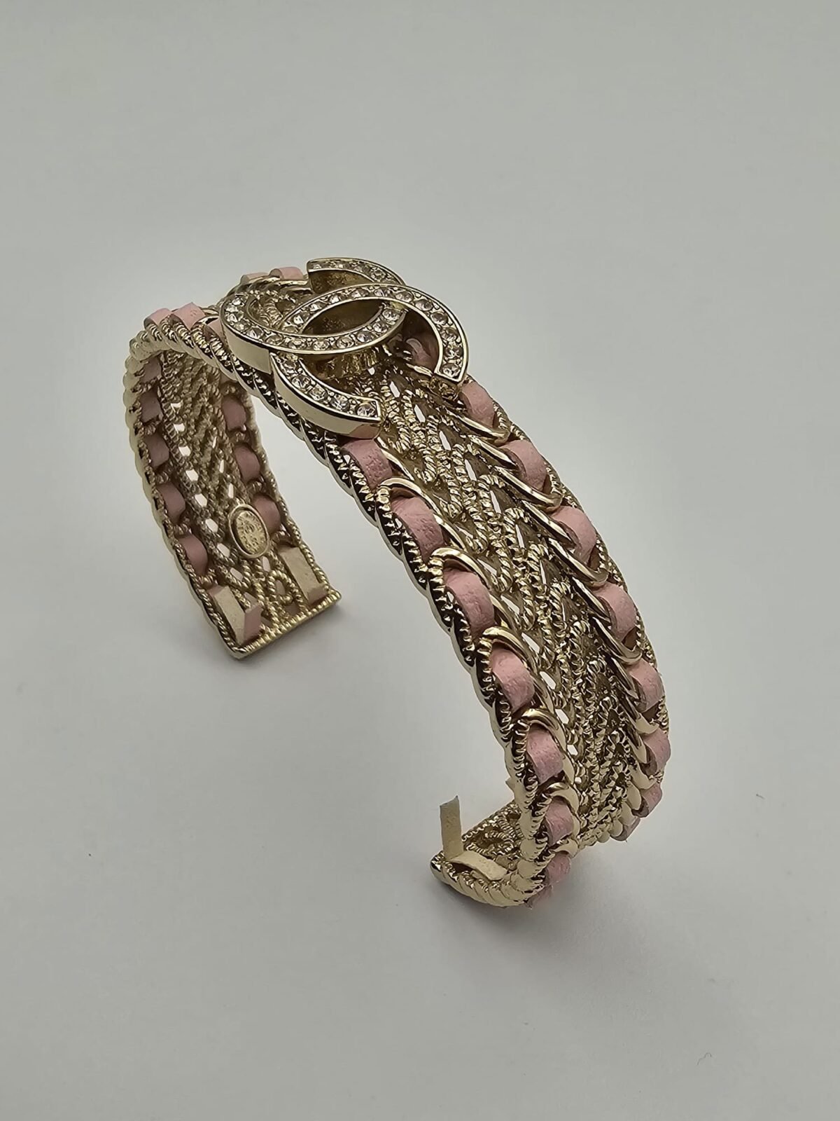 Chanel modeli taşlı pembe derili gold cc bileklik