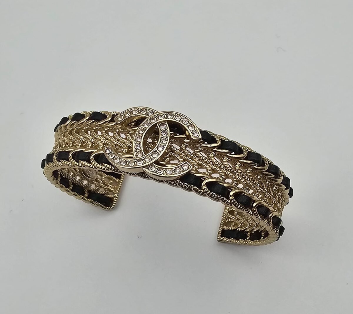 Chanel modeli taşlı siyah derili gold cc bileklik
