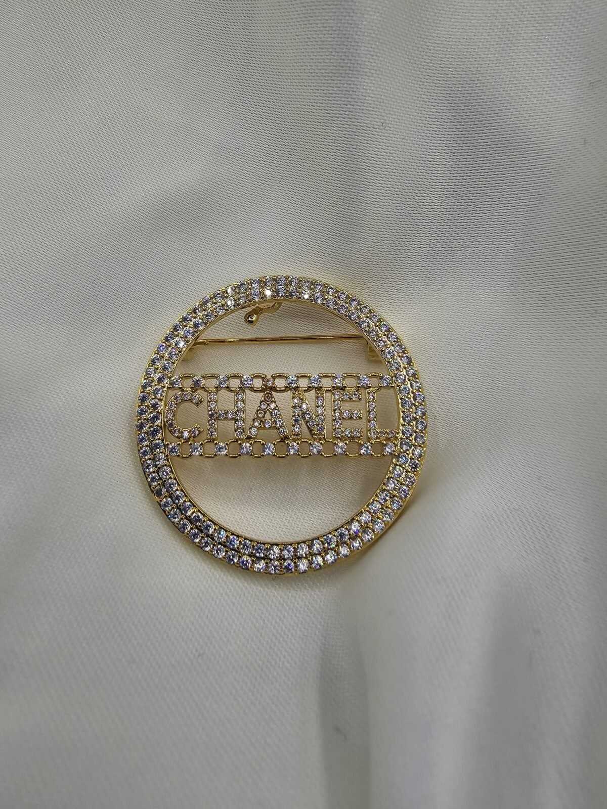 Chanel modeli taşlı yuvarlak gold cc broş