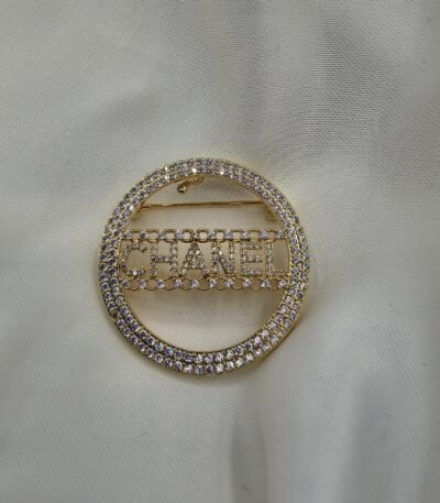 Chanel modeli taşlı yuvarlak gold cc broş