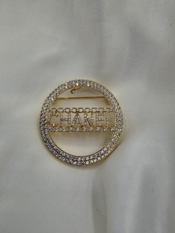 Chanel modeli taşlı yuvarlak gold cc broş
