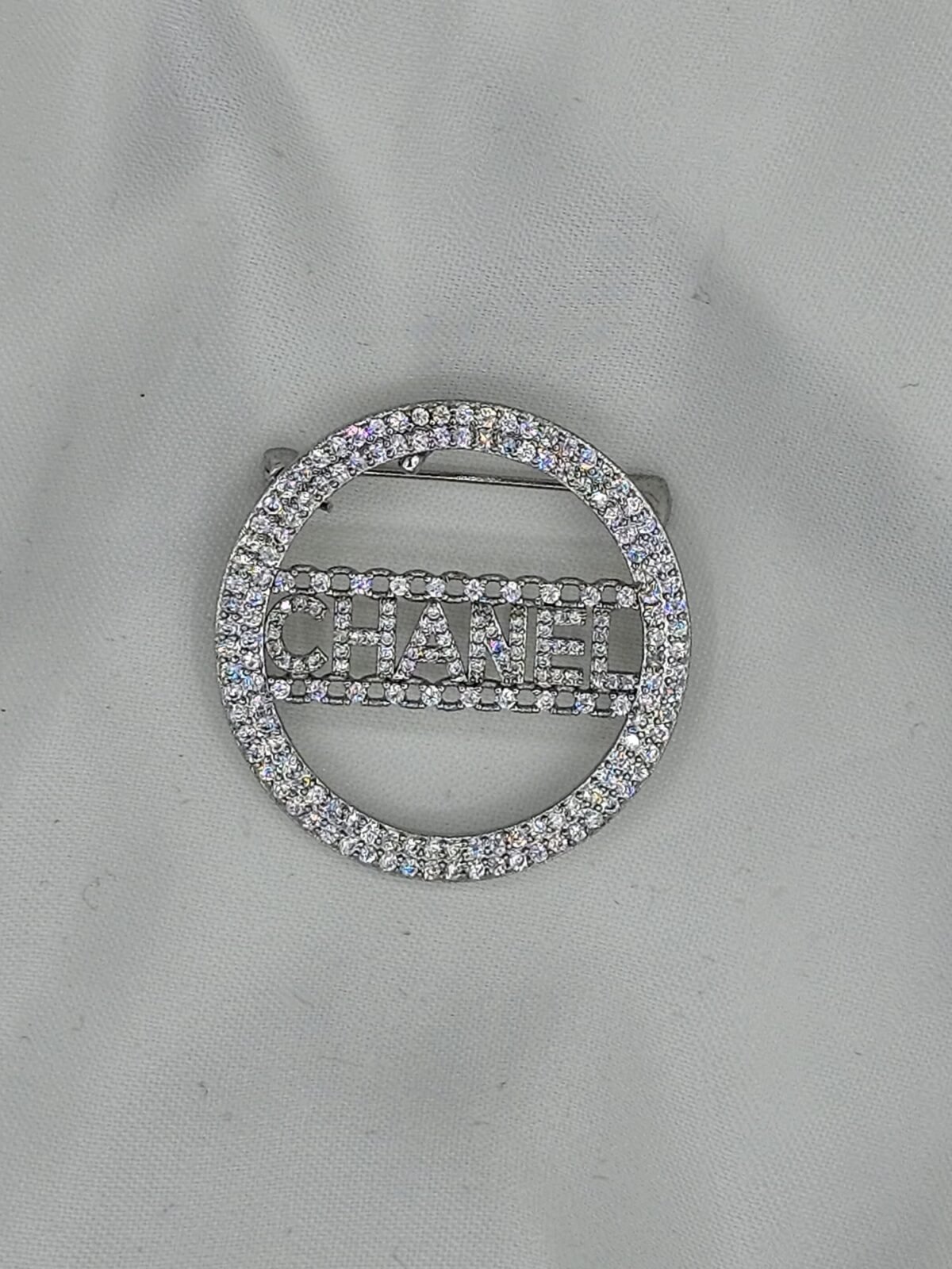 Chanel modeli taşlı yuvarlak gümüş cc broş