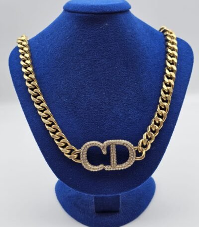 Christian dior modeli taşlı cd yazılı gold dior kolye
