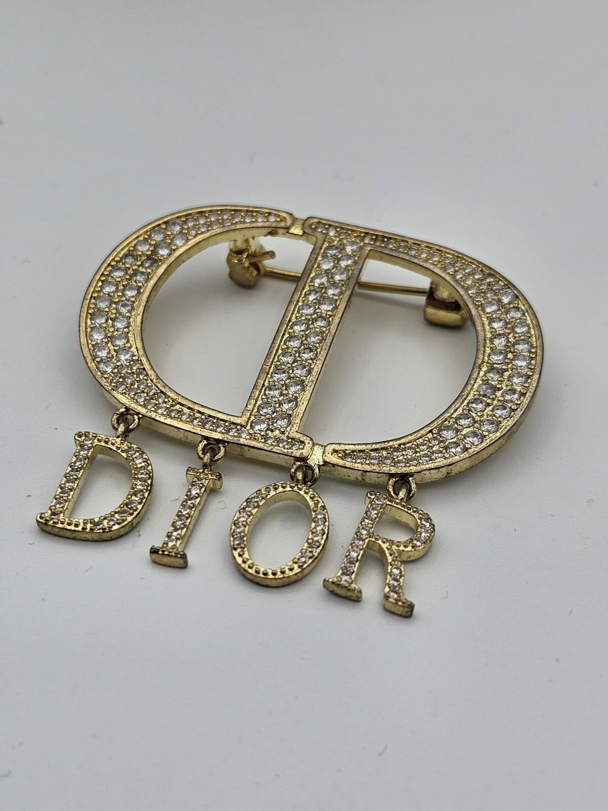Dior modeli taşlı gold cd broş