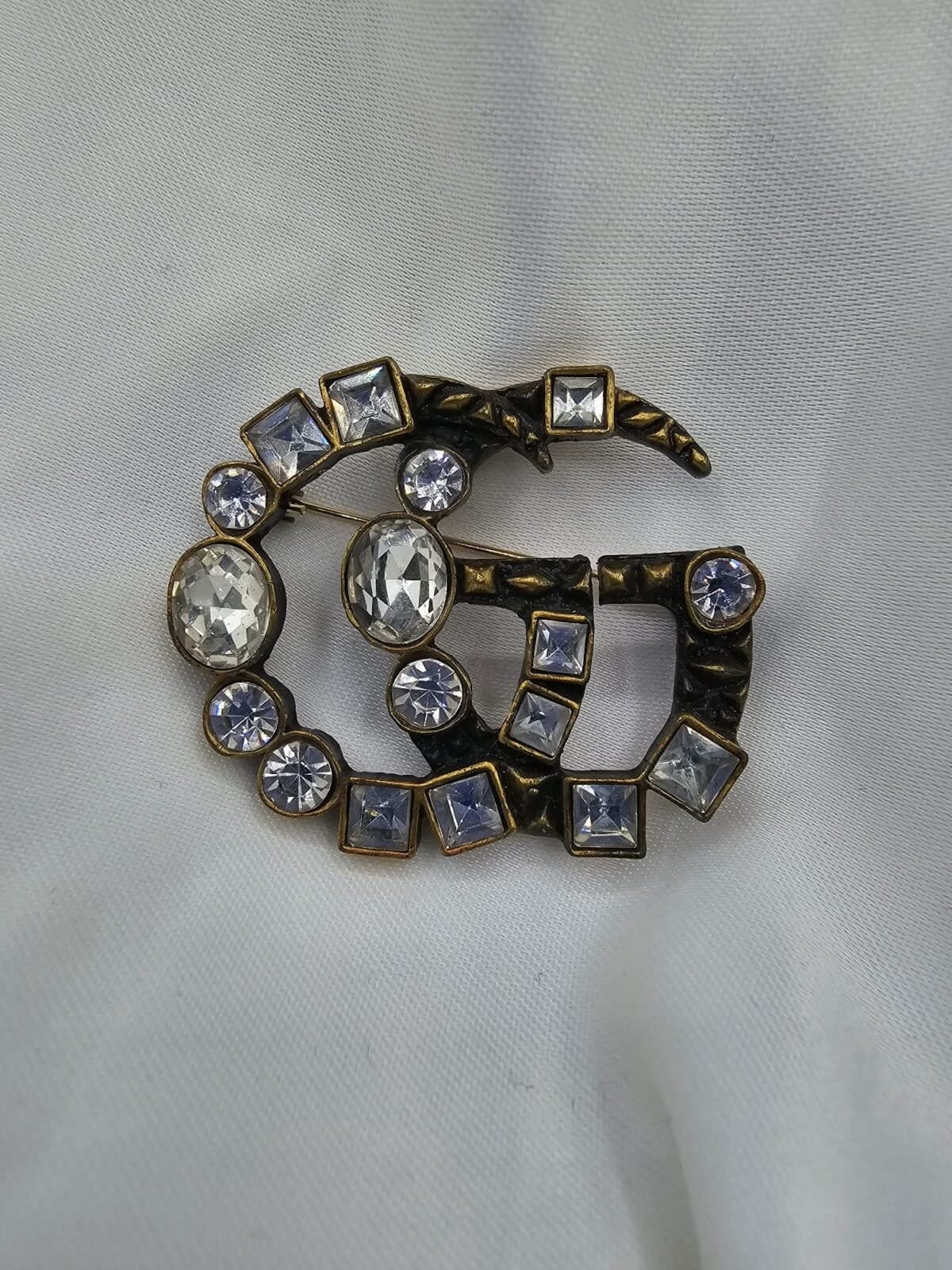 Gucci modeli taşlı antik gold gg broş