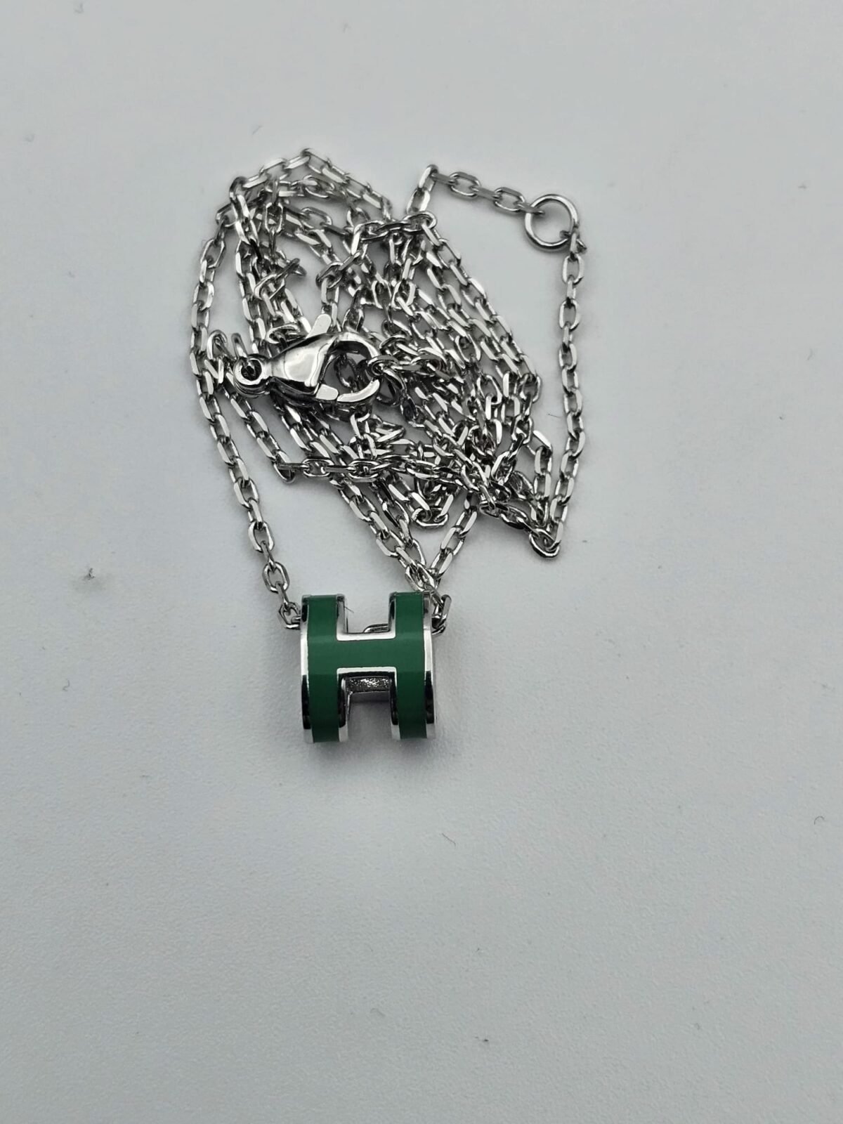 Hermes modeli yeşil mineli gümüş h kolye