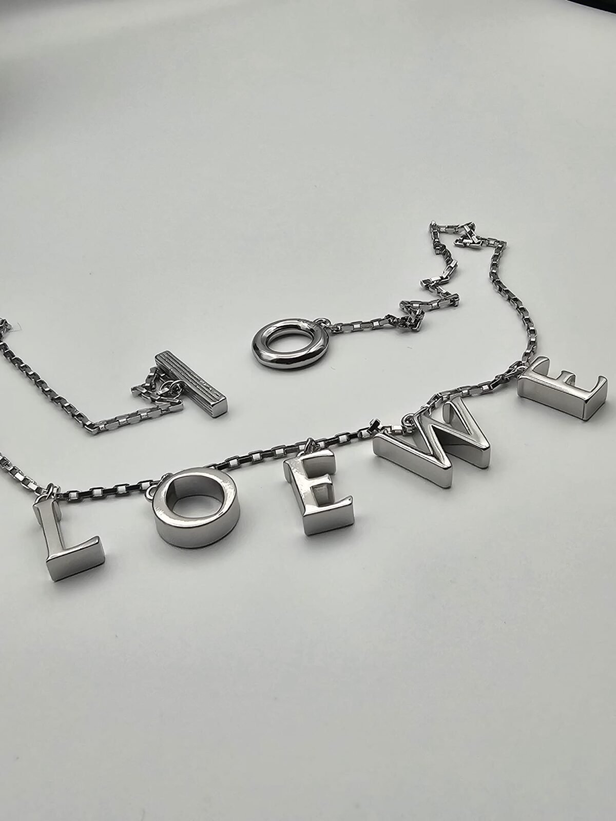 Loewe modeli harfli gümüş kolye