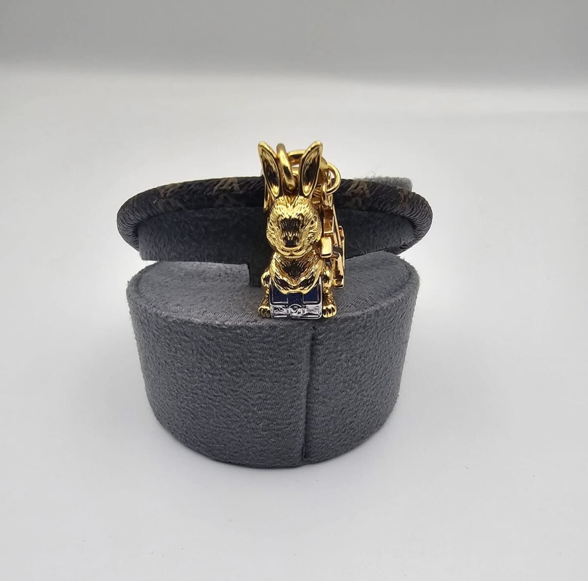 Louis Vuitton modeli derili gold bileklik