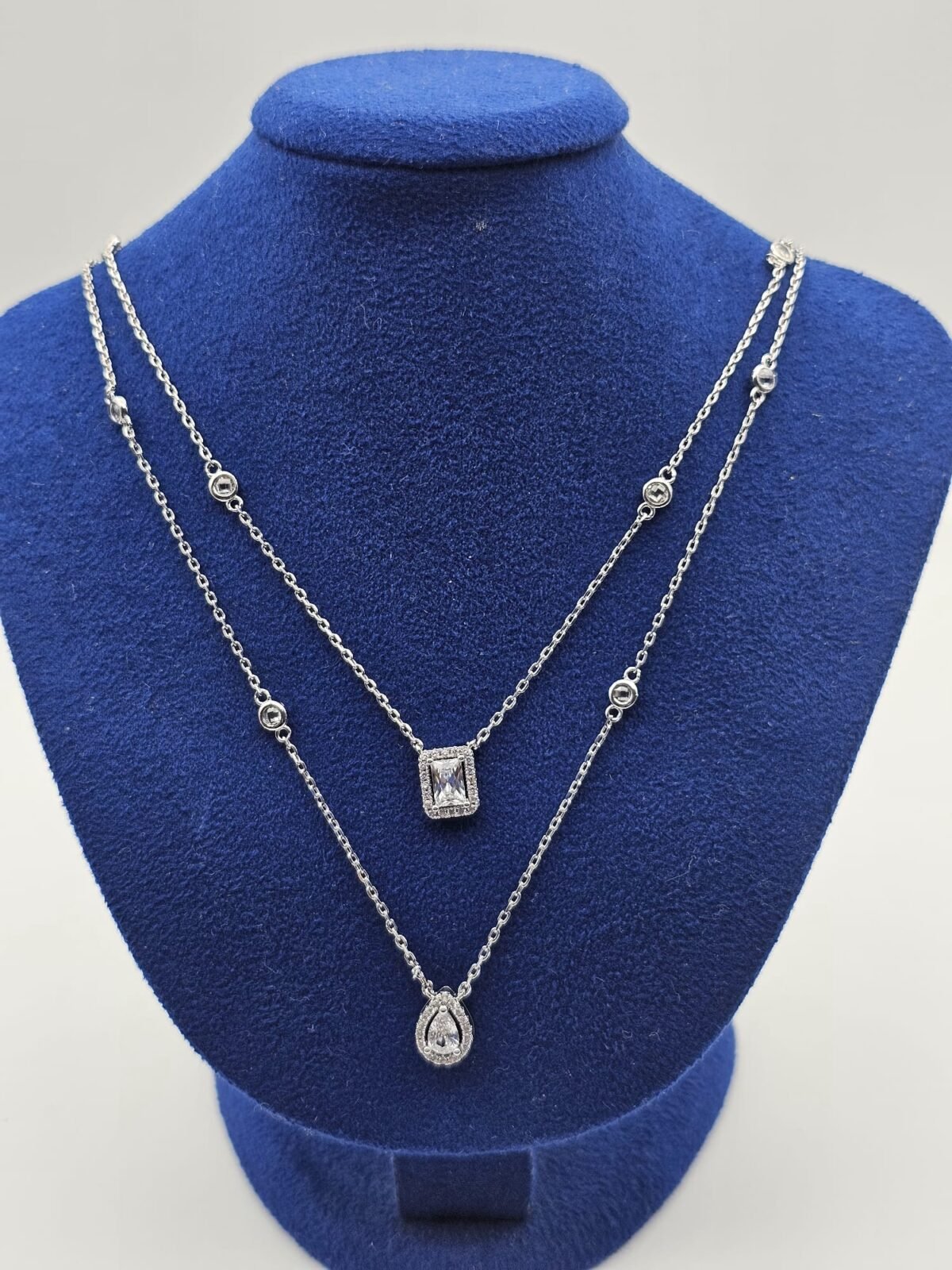 Messika modeli damla ve kare taşlı gümüş kolye