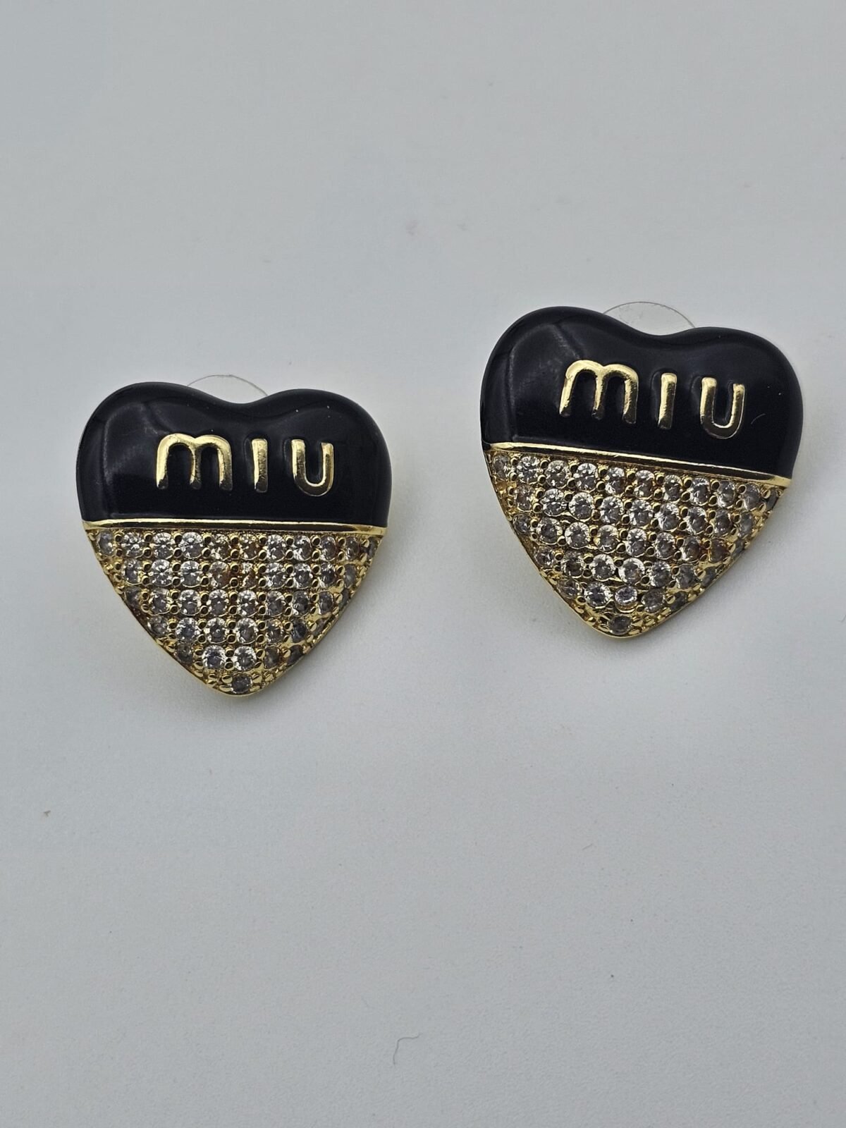 Miumiu modeli kalpli siyah mineli taşlı gold altın küpe