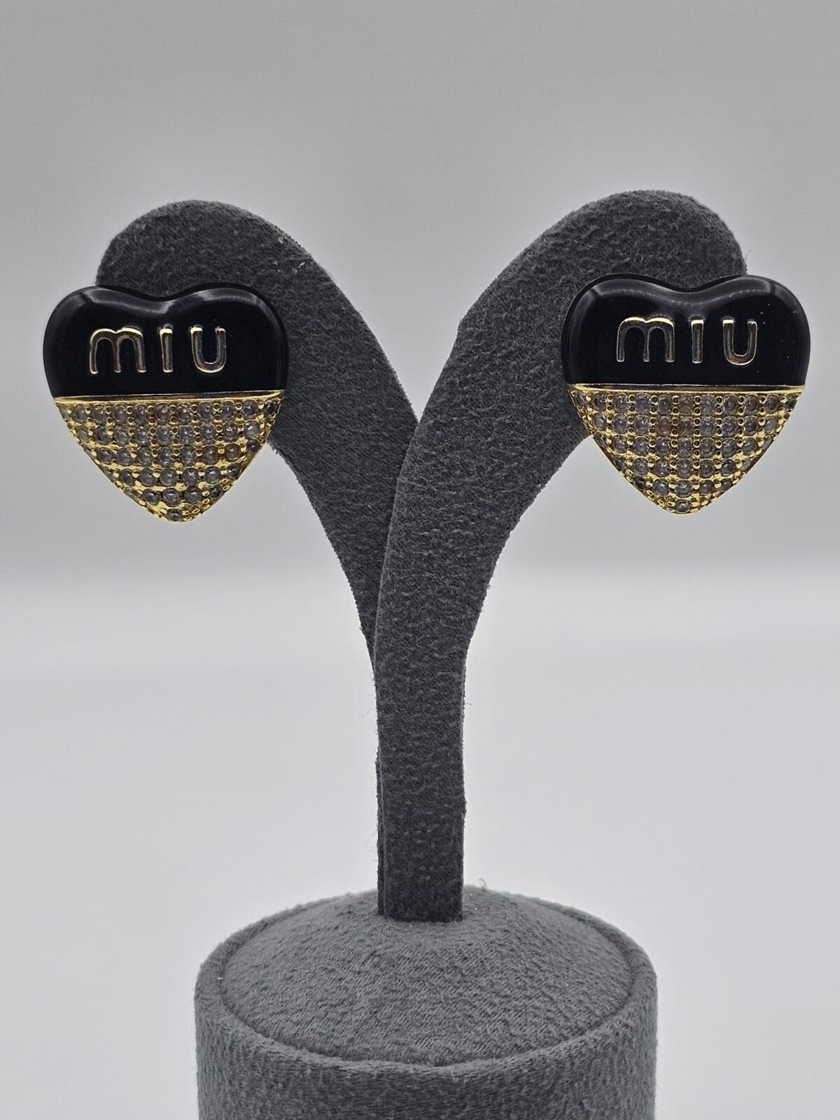Miumiu modeli kalpli siyah mineli taşlı gold altın küpe