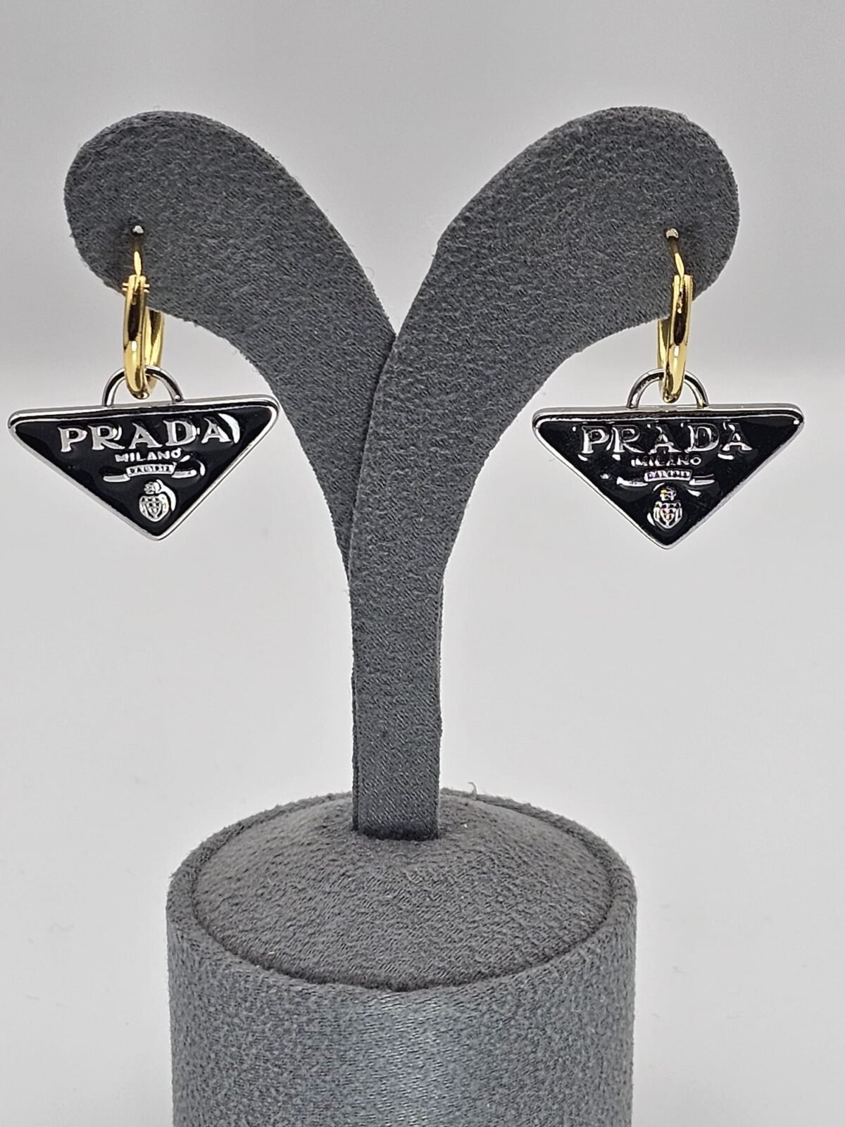 Prada modeli siyah mineli gümüş altın küpe