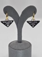 Prada modeli siyah mineli gümüş altın küpe