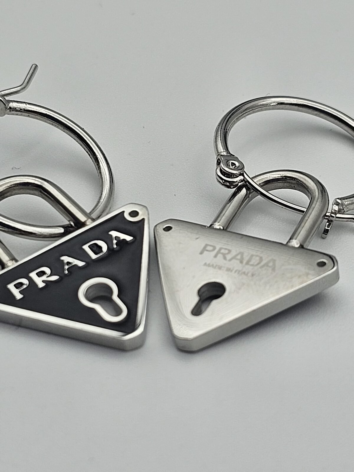 Prada modeli siyah mineli gümüş kilit küpe