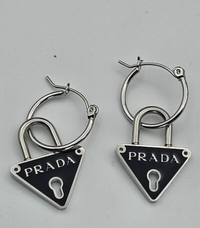 Prada modeli siyah mineli gümüş kilit küpe