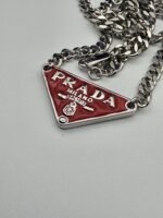 Prada modeli üçgen kırmızı mineli gümüş kolye