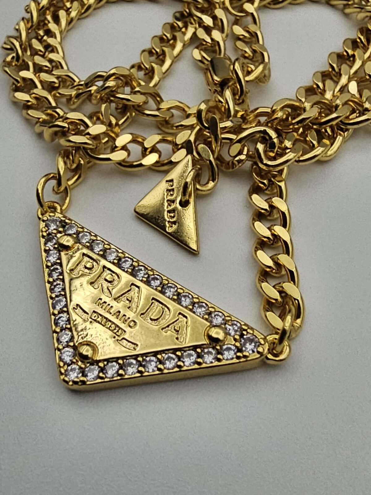 Prada modeli üçgen taşlı gold altın kolye