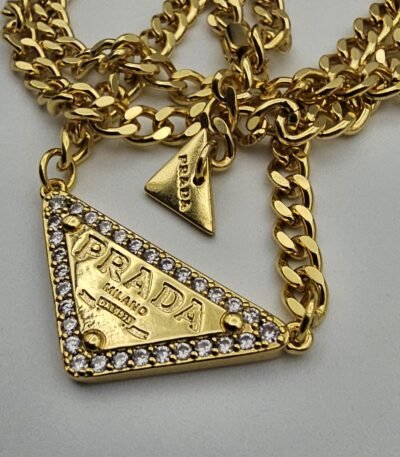 Prada modeli üçgen taşlı gold altın kolye