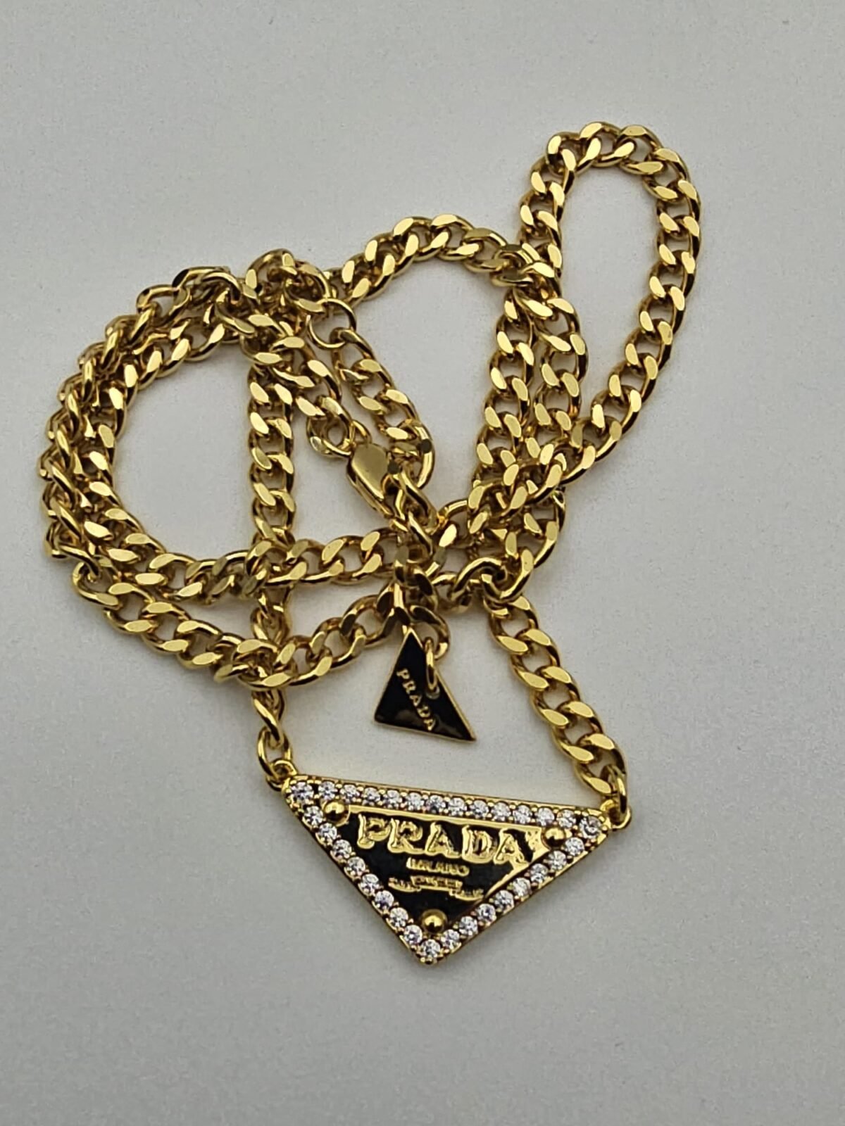Prada modeli üçgen taşlı gold altın kolye