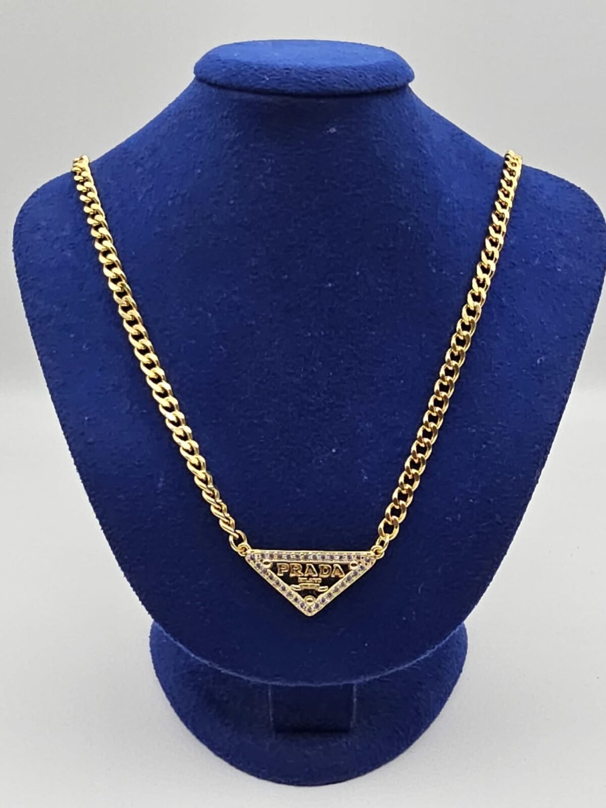 Prada modeli üçgen taşlı gold altın kolye