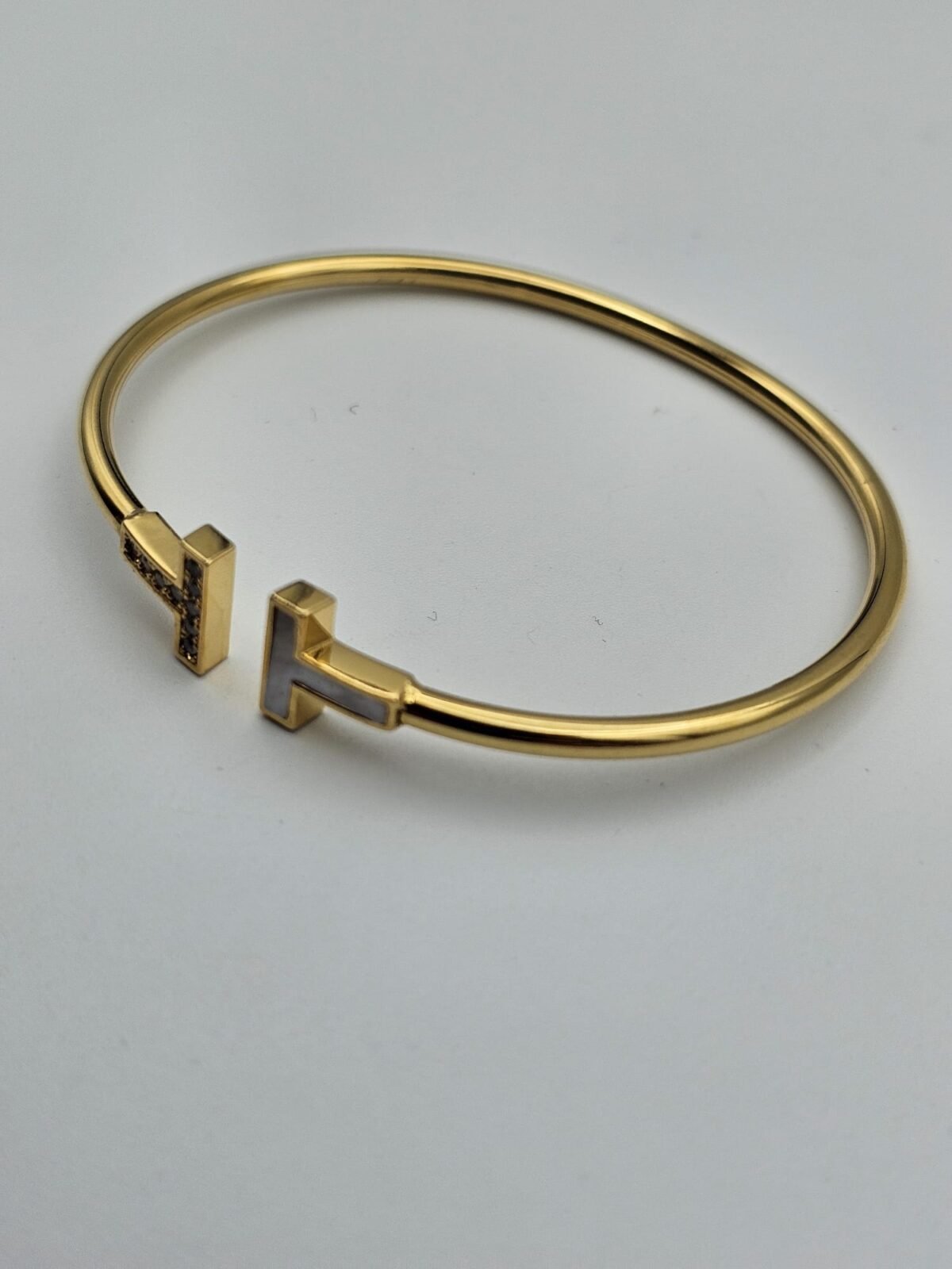 Tiffany modeli taşlı beyaz mineli gold bileklik