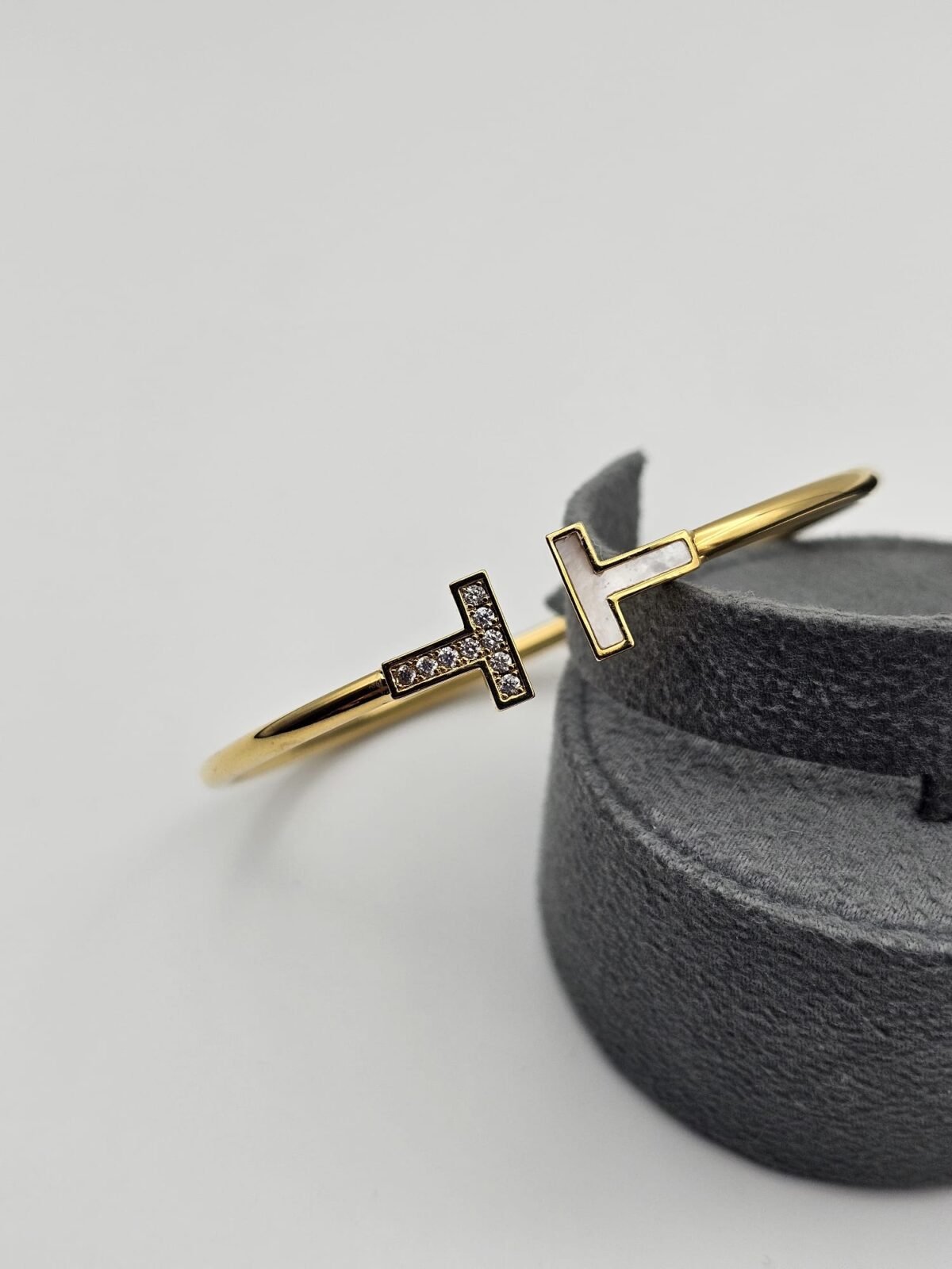 Tiffany modeli taşlı beyaz mineli gold bileklik