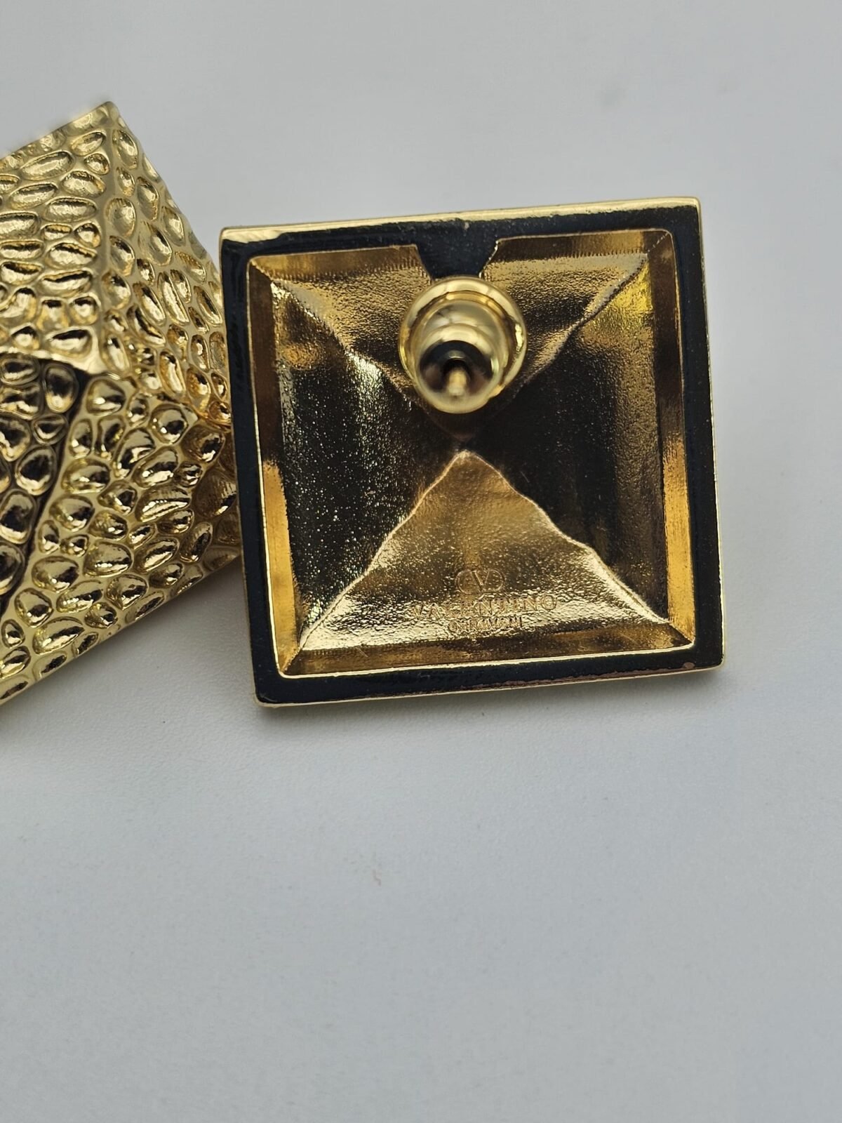 Valentino modeli piramit gold altın küpe