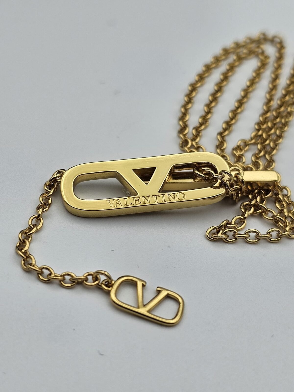 Valentino modeli taşlı gold altın kolye