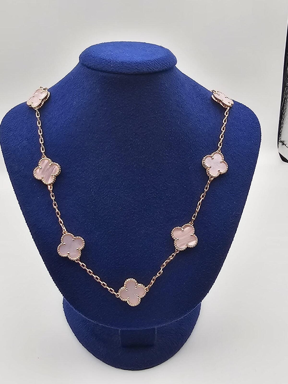 Van-cleef-modeli-10-yaprakli-buyuk-yonca-dogal-tas-sedef-pembe-vca-rose-kolye